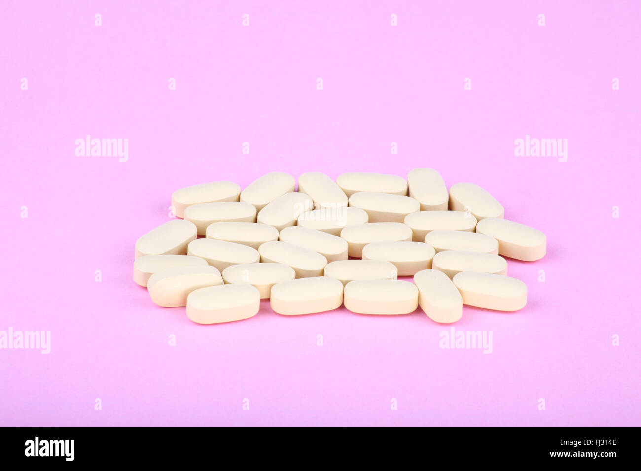 La terapia dell'hiv efavirenz su sfondo rosa Foto Stock