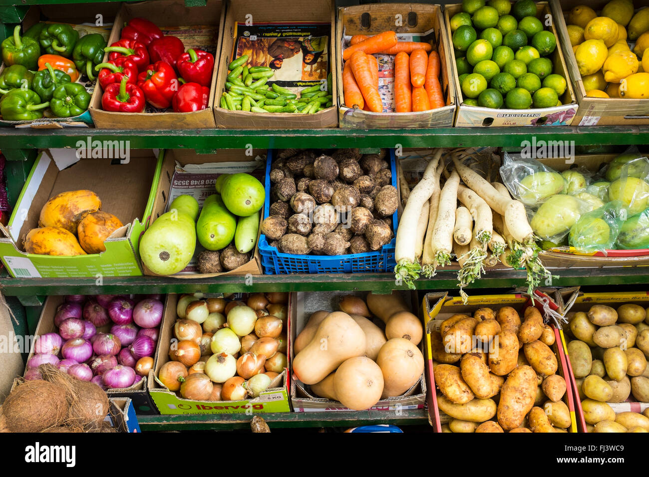 La visualizzazione di una varietà di verdure da indipendente piccolo fruttivendolo shop, London, Regno Unito Foto Stock