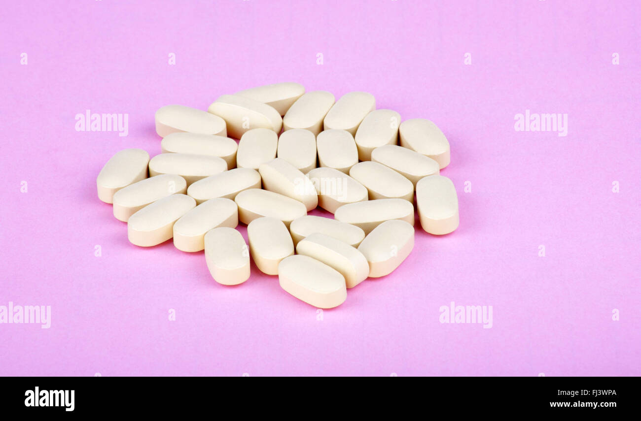 La terapia dell'hiv efavirenz su sfondo rosa Foto Stock