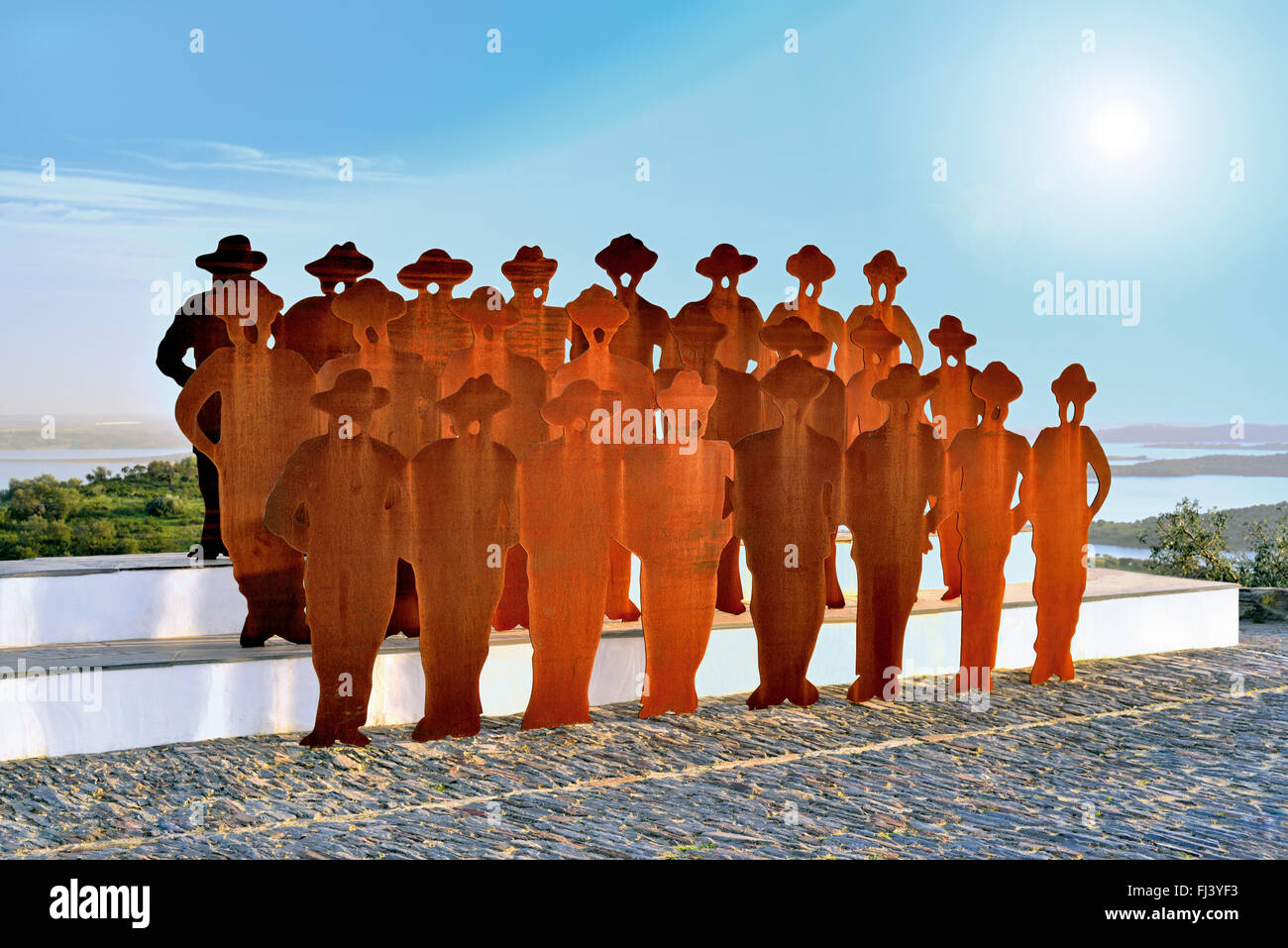 Portogallo Alentejo: Monumento per il tipico Alentejo uomini coro "Cante Alentejano" in Monsaraz Foto Stock