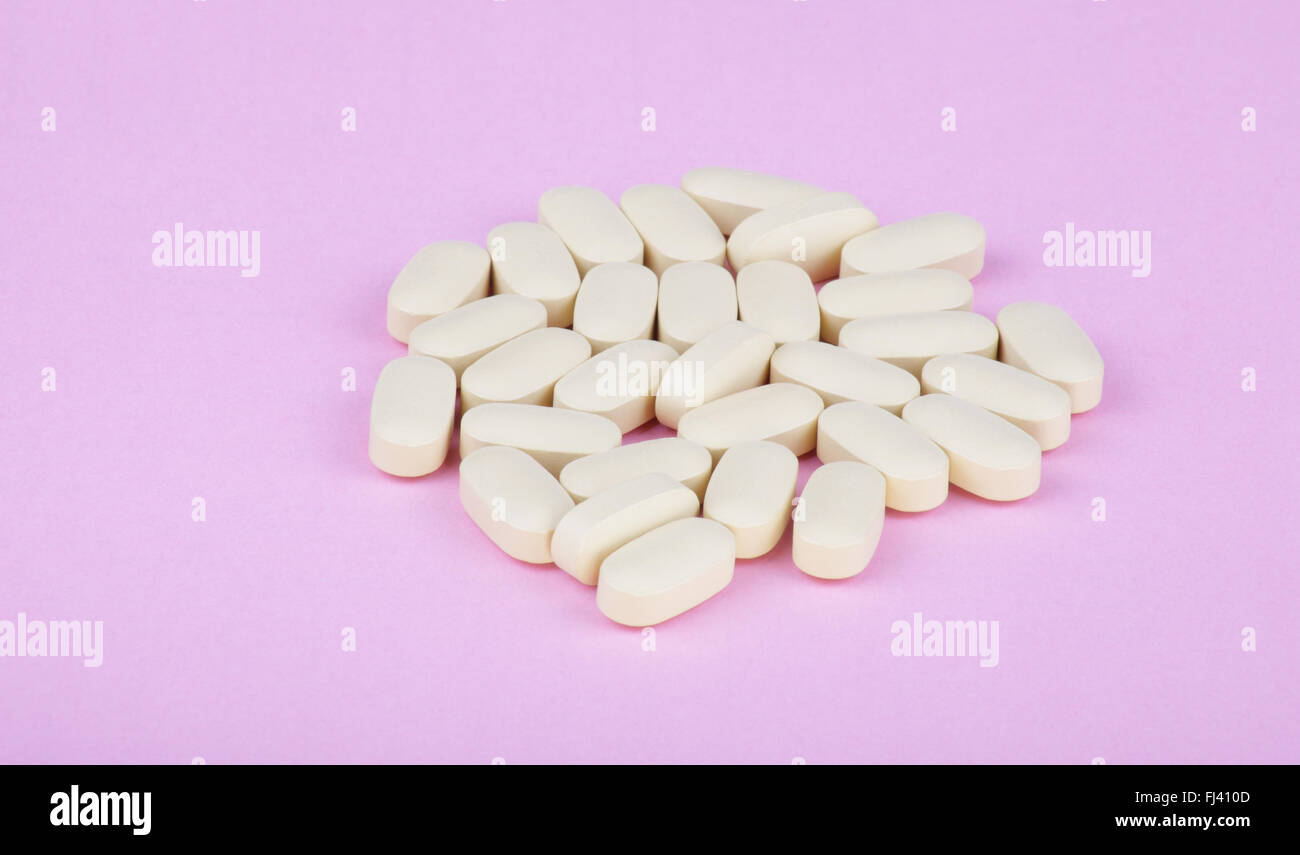 La terapia dell'hiv efavirenz su sfondo rosa Foto Stock