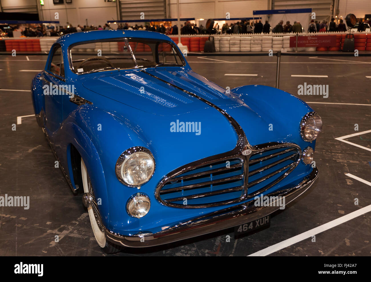 Un blu, 1952 Delahaye 235 MS Chapron Coupé, sul display statico nel 'Grand Avenue' al 2016 London Classic Car Show Foto Stock