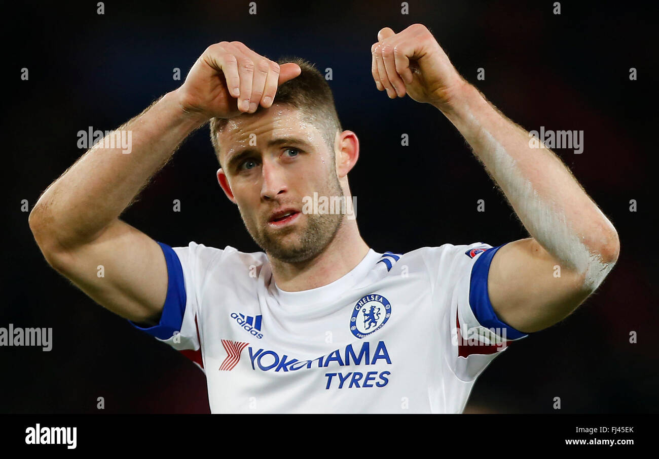 Del Chelsea Eden Hazard applaude i tifosi dopo la UEFA Champions League round di 16 match tra Parigi Saint-Germain e Chelsea al Parc des Princes Stadium di Parigi. Febbraio 16, 2016. James Boardman / Immagini teleobiettivo +44 7967 642437 Foto Stock