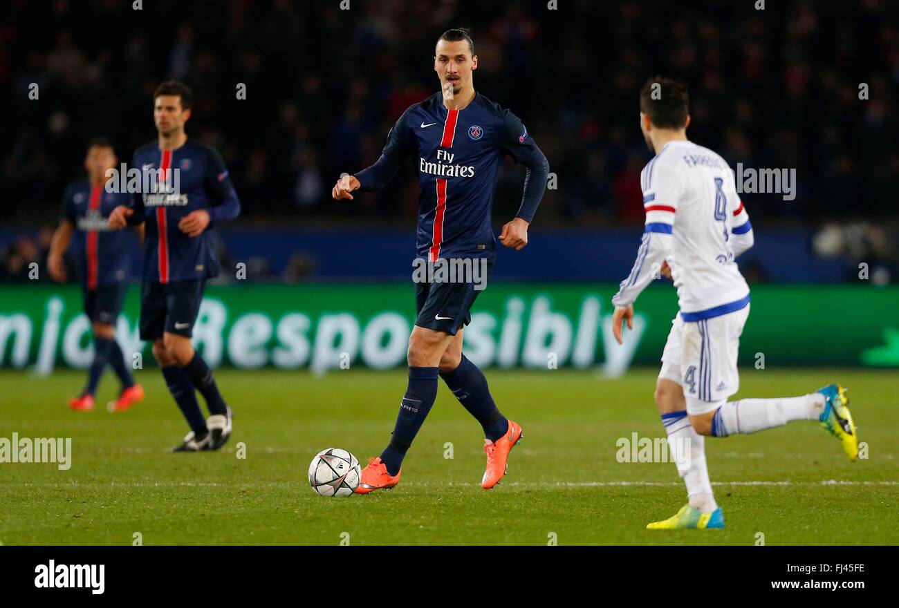 Zlatan Ibrahimovic di PSG sulla palla durante la UEFA Champions League round di 16 match tra Parigi Saint-Germain e Chelsea al Parc des Princes Stadium di Parigi. Febbraio 16, 2016. James Boardman / Immagini teleobiettivo +44 7967 642437 Foto Stock