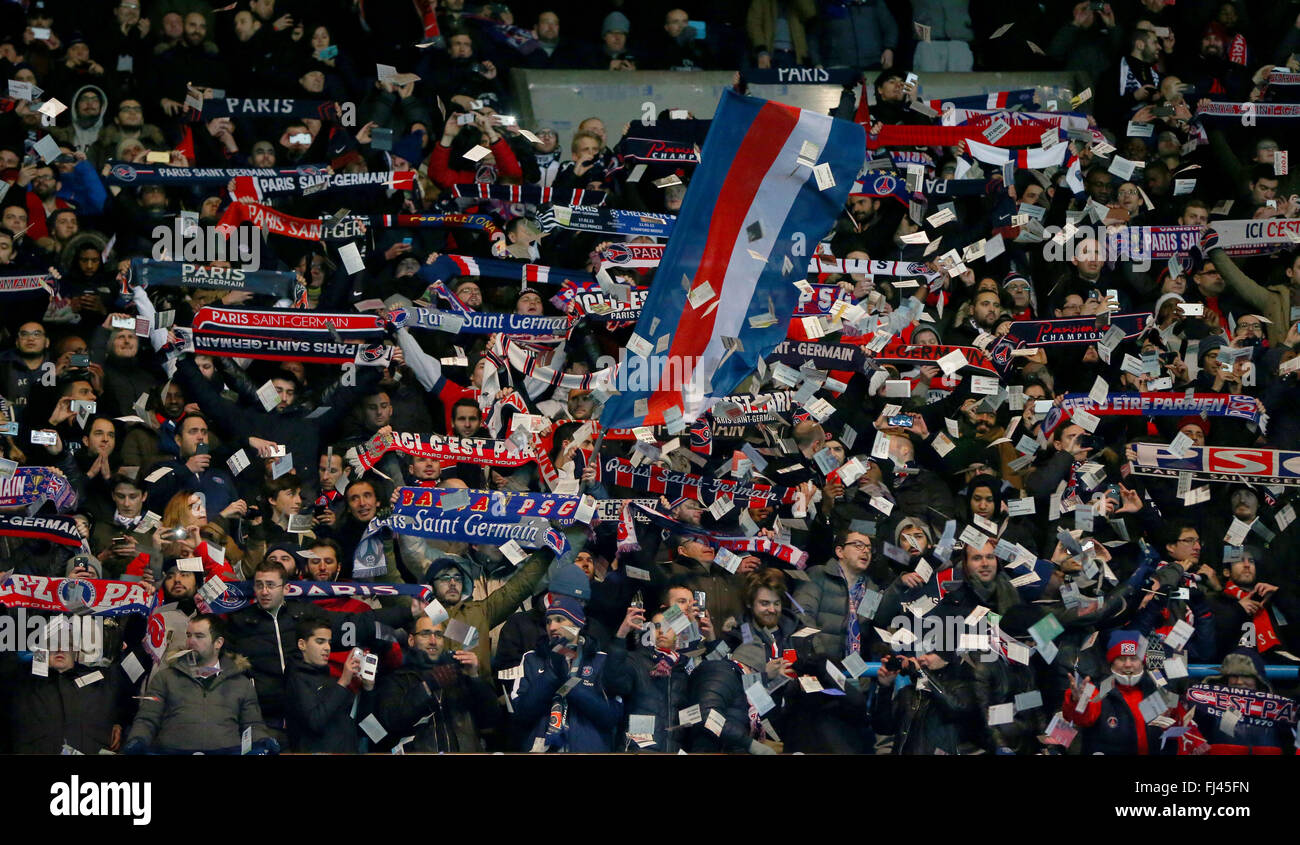 I fan di PSG visto durante la UEFA Champions League round di 16 match tra Parigi Saint-Germain e Chelsea al Parc des Princes Stadium di Parigi. Febbraio 16, 2016. James Boardman / Immagini teleobiettivo +44 7967 642437 Foto Stock