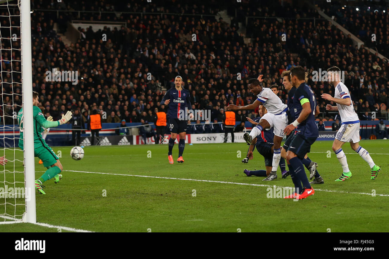 Mikel John Obi equalizza per Chelsea durante la UEFA Champions League round di 16 match tra Parigi Saint-Germain e Chelsea al Parc des Princes Stadium di Parigi. Febbraio 16, 2016. James Boardman / Immagini teleobiettivo +44 7967 642437 Foto Stock