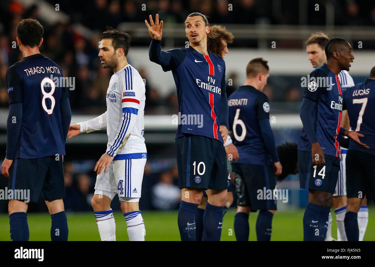 Zlatan Ibrahimovic di PSG i gesti per il suo detentore durante la UEFA Champions League round di 16 match tra Parigi Saint-Germain e Chelsea al Parc des Princes Stadium di Parigi. Febbraio 16, 2016. James Boardman / Immagini teleobiettivo +44 7967 642437 Foto Stock