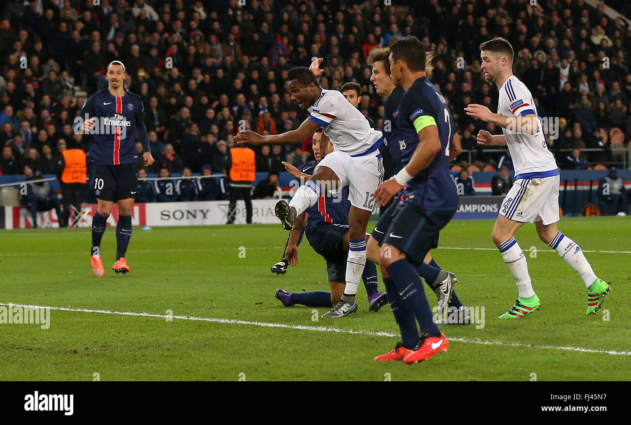 Mikel John Obi equalizza per Chelsea durante la UEFA Champions League round di 16 match tra Parigi Saint-Germain e Chelsea al Parc des Princes Stadium di Parigi. Febbraio 16, 2016. James Boardman / Immagini teleobiettivo +44 7967 642437 Foto Stock