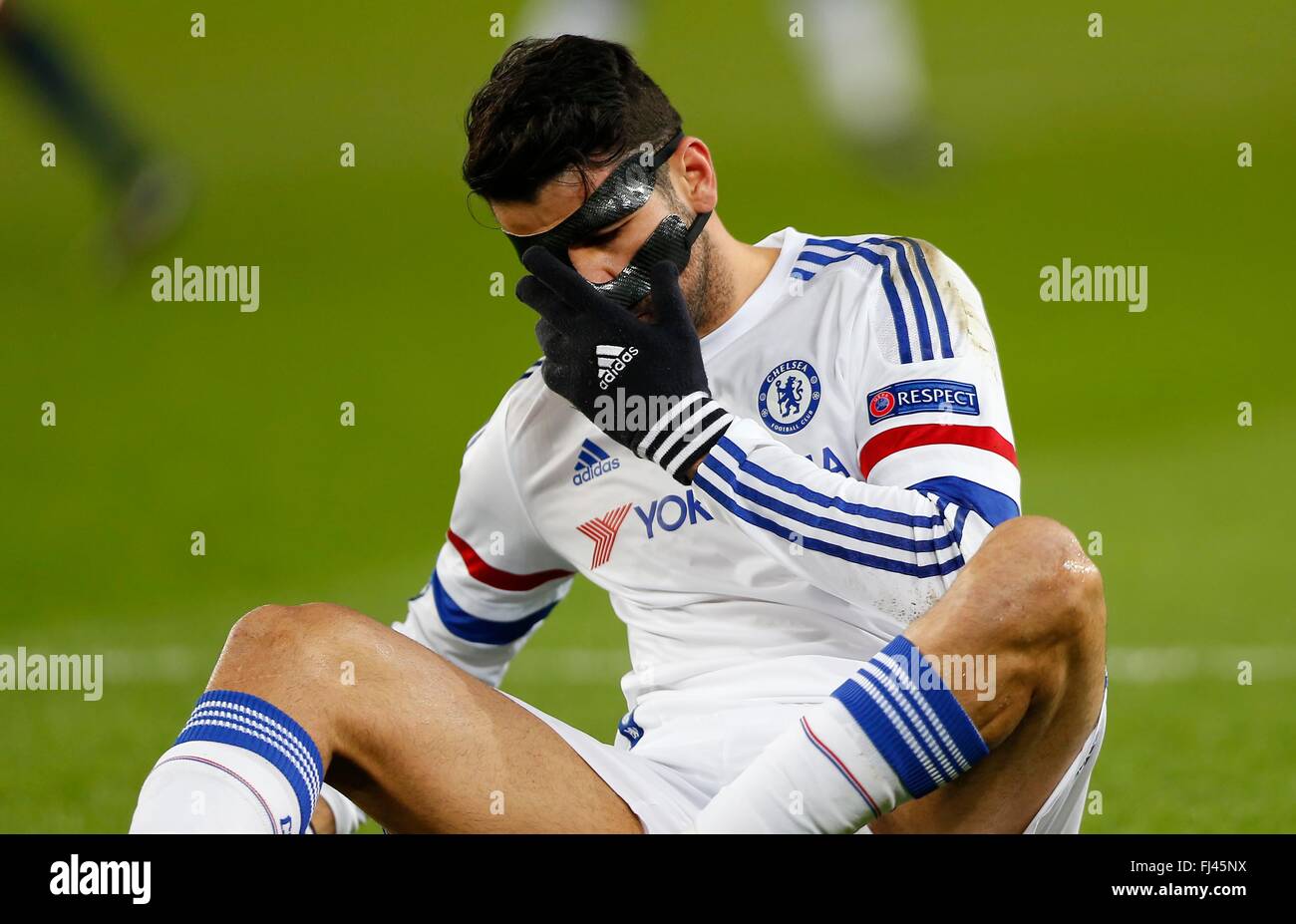 Chelsea's Diego Costa regola la sua maschera durante la UEFA Champions League round di 16 match tra Parigi Saint-Germain e Chelsea al Parc des Princes Stadium di Parigi. Febbraio 16, 2016. James Boardman / Immagini teleobiettivo +44 7967 642437 Foto Stock