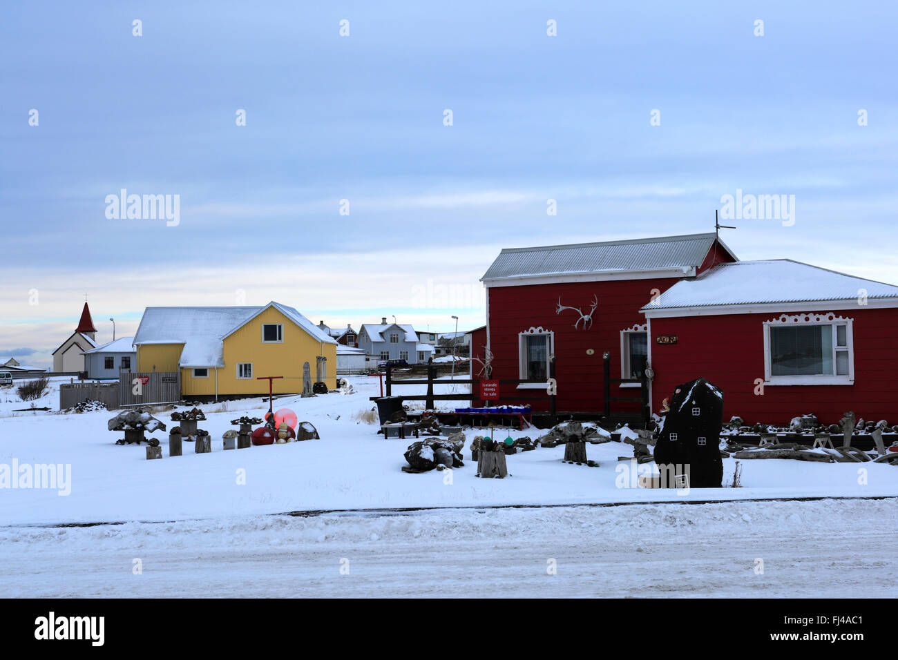 In inverno la neve, case nel villaggio di Grindavík, penisola di Reykjanes, South Western Islanda, l'Europa. Foto Stock