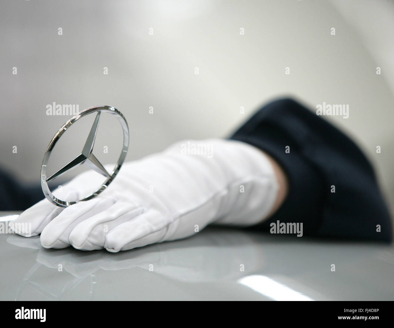 Un dipendente installa il logo mercedes sul cofano di una Mercedes C-Class in Brema, 14 dicembre 2007. La berlina 4 porte modello dell'edizione 2007 della classe c è prodotta nella città tedesca di Sindelfingen e di Brema. Il T-Modell uno a 5 porte station wagon edition è prodotta in solo di Brema. La produzione del T-Modell è iniziata il 1 settembre 2007. Del 2006 T-Modell 360.000 vetture dove prodotte fino al 2007. Foto: Ingo Wagner Foto Stock