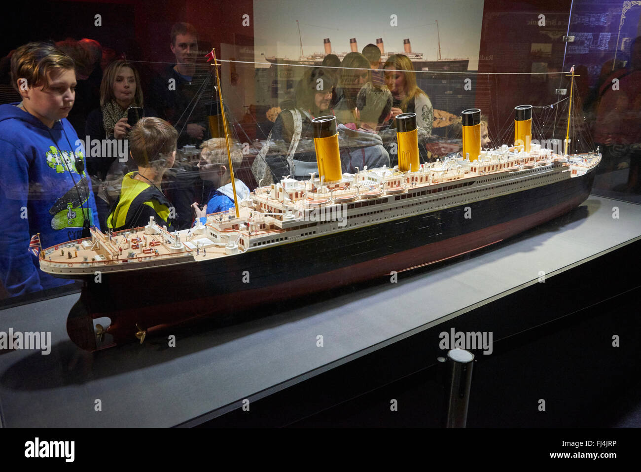 Un visitatore guarda gli oggetti autentici da Titanic al salone Titanic: la mostra degli artefatti di Praga Repubblica Ceca Foto Stock