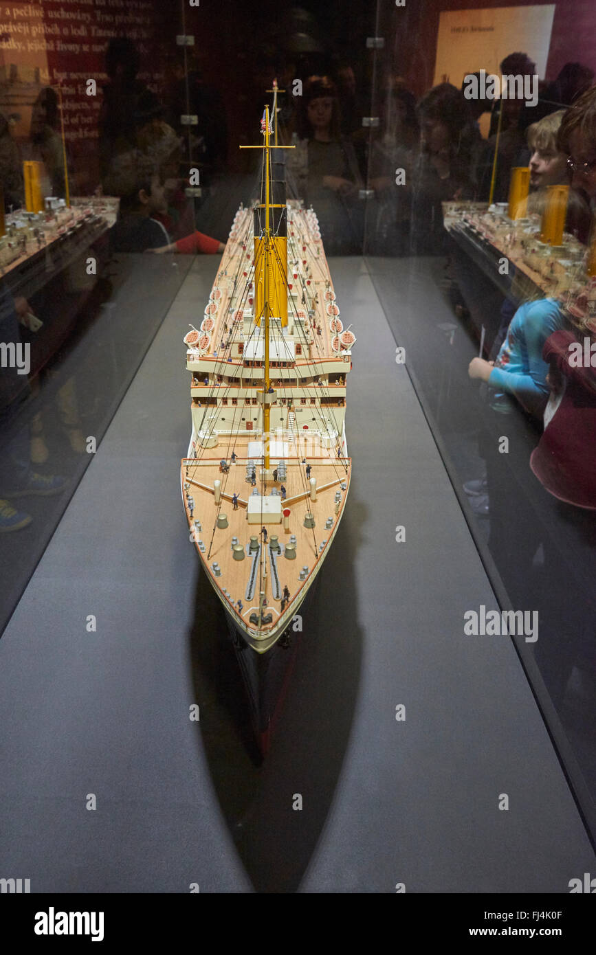 Un visitatore guarda gli oggetti autentici da Titanic al salone Titanic: la mostra degli artefatti di Praga Repubblica Ceca Foto Stock