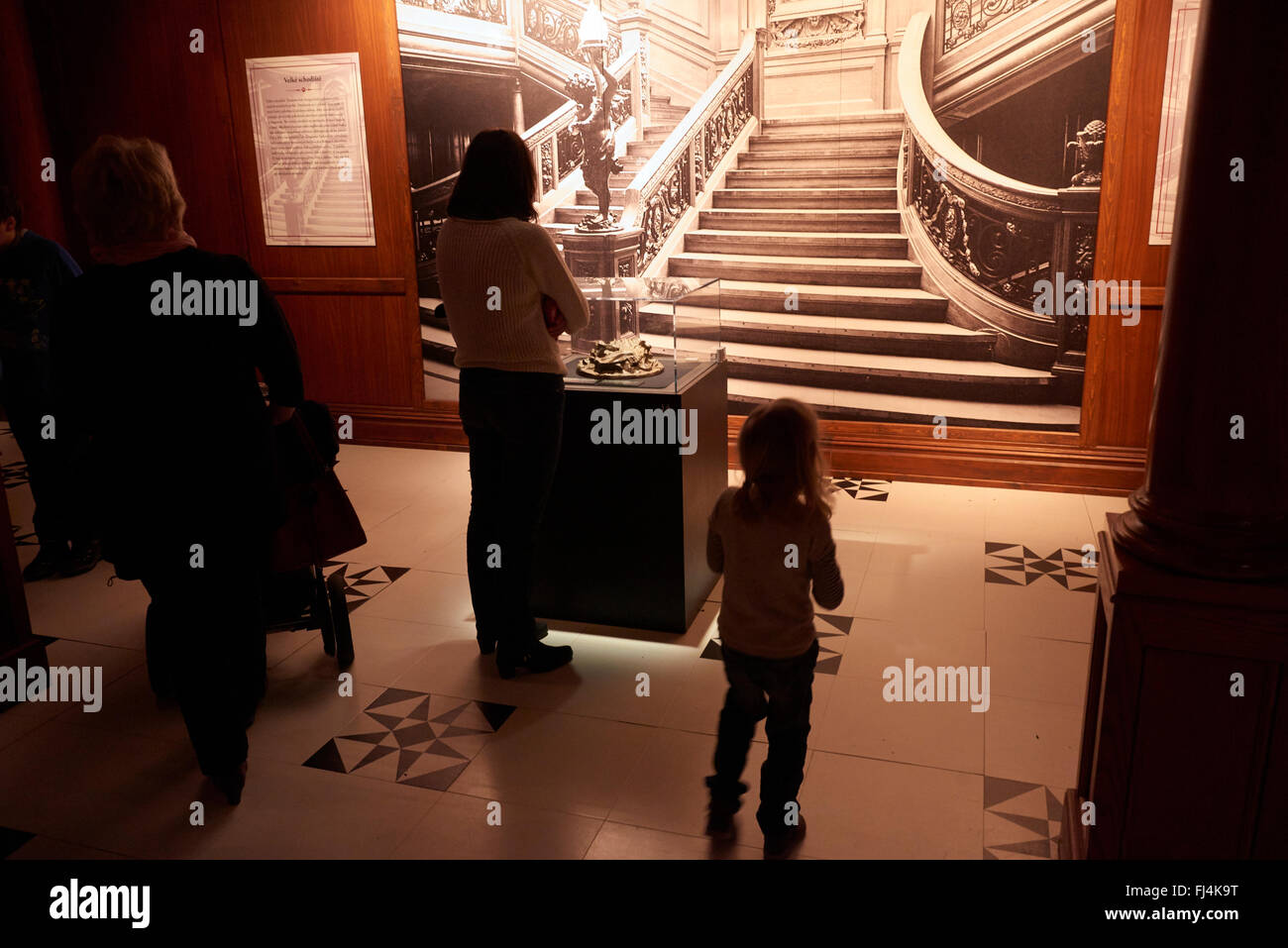 Un visitatore guarda gli oggetti autentici da Titanic al salone Titanic: la mostra degli artefatti di Praga Repubblica Ceca Foto Stock