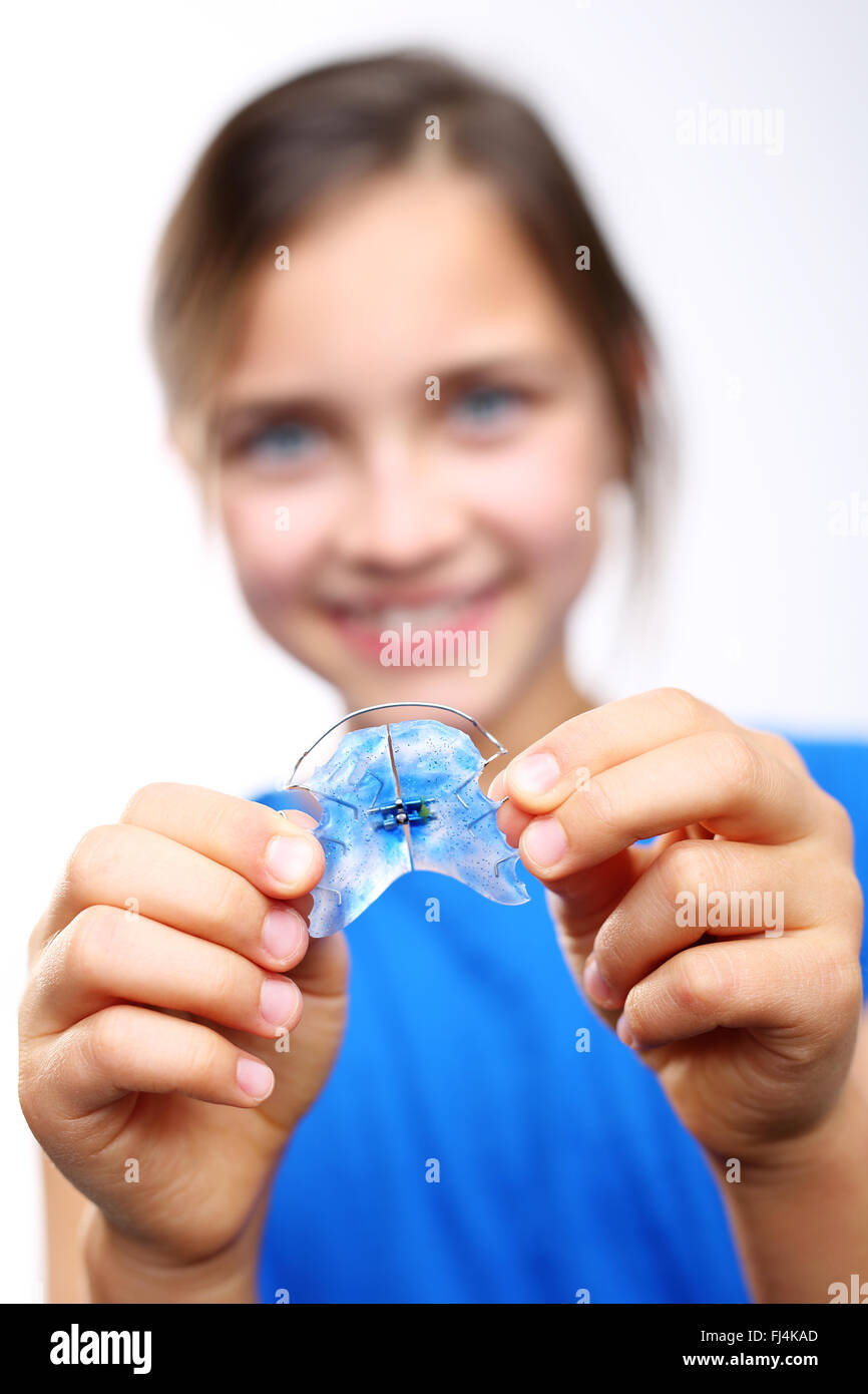 Bambino con apparecchio ortodontico. Sana, bel sorriso, il bambino dal dentista. Ortodonzia, uno splendido sorriso. Foto Stock