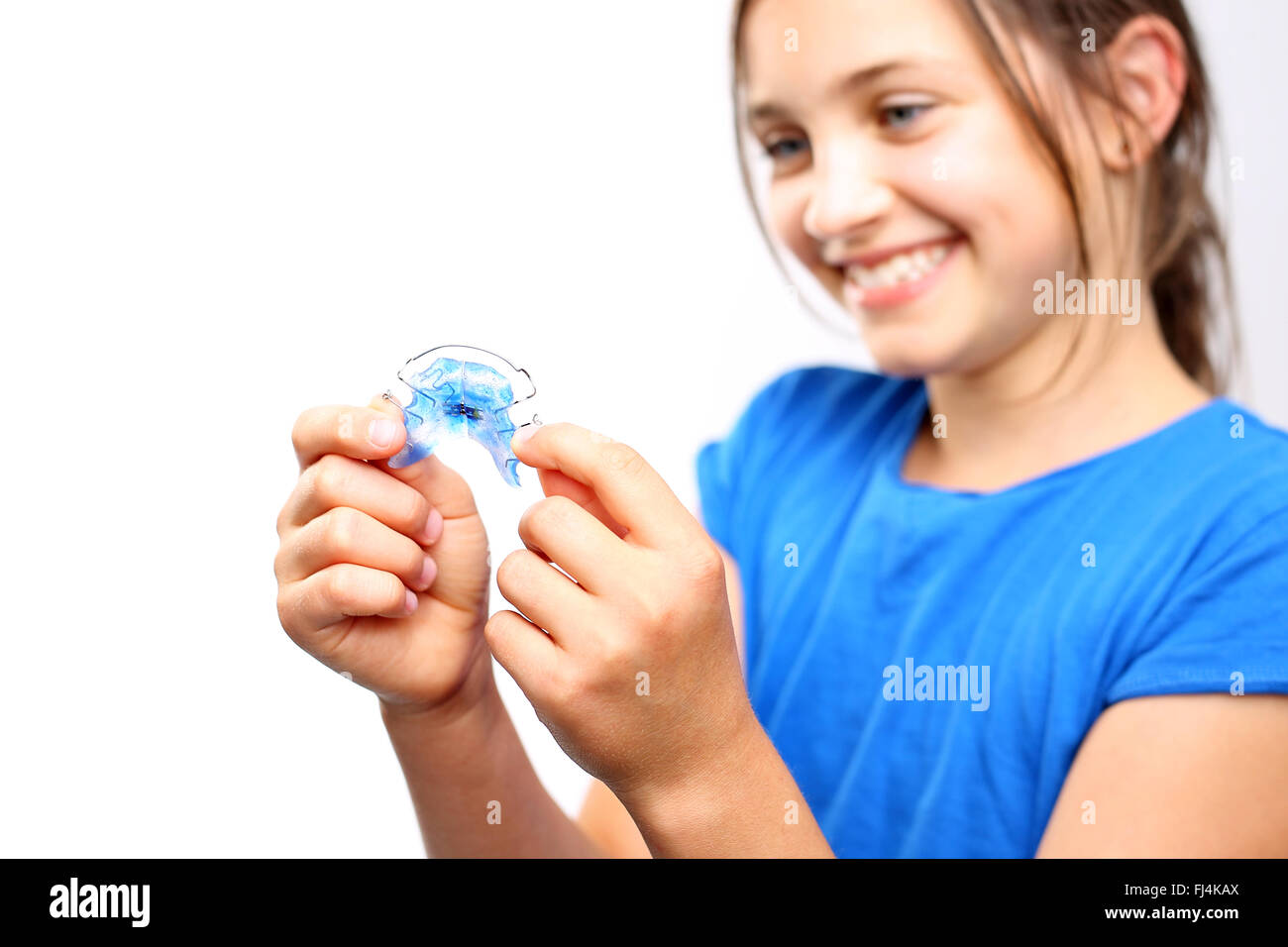 Bambino con apparecchio ortodontico. Sana, bel sorriso, il bambino dal dentista. Ortodonzia, uno splendido sorriso. Foto Stock