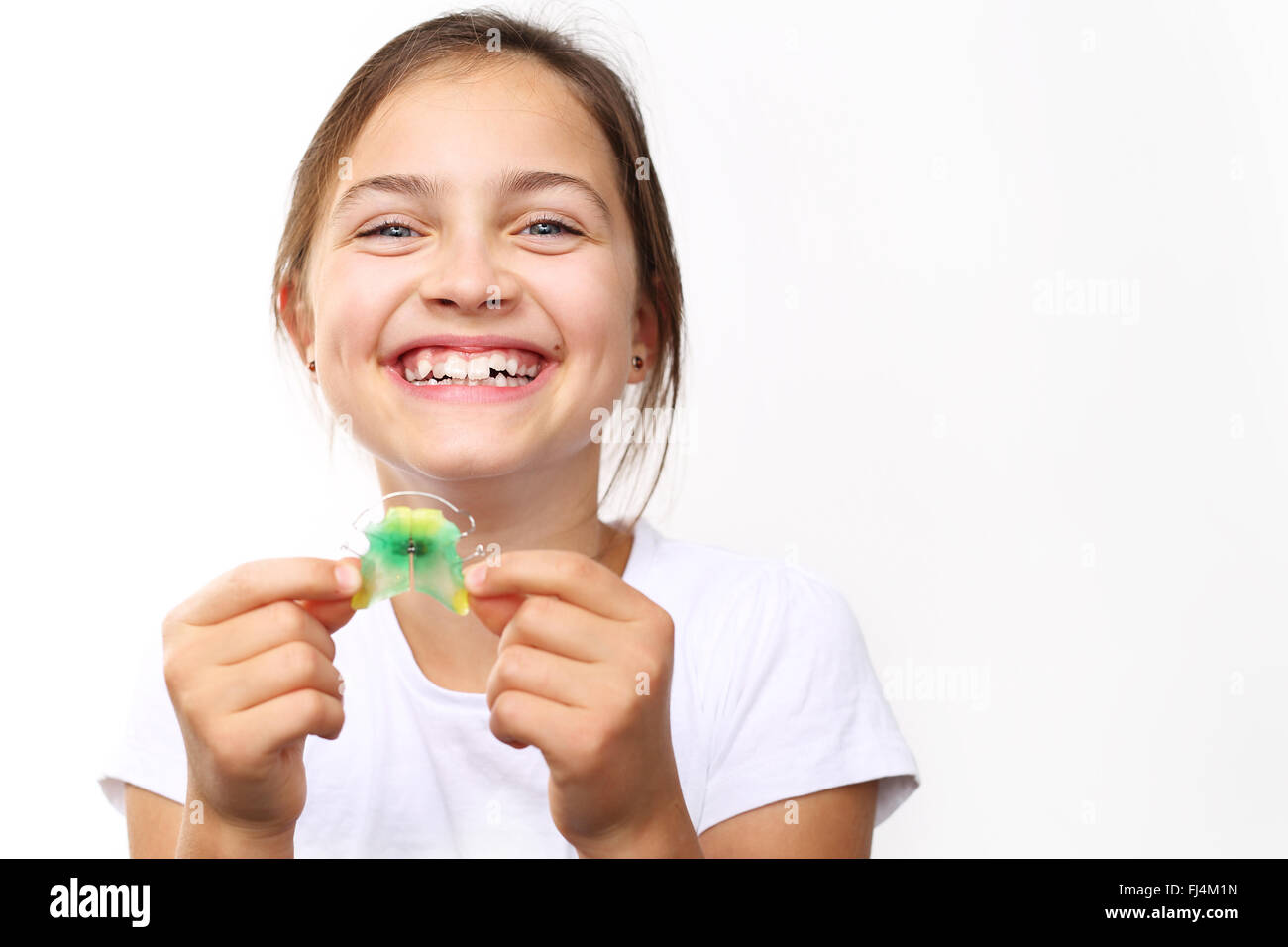 Bambino con apparecchio ortodontico. Sana, bel sorriso, il bambino dal dentista. Ortodonzia, uno splendido sorriso. Foto Stock