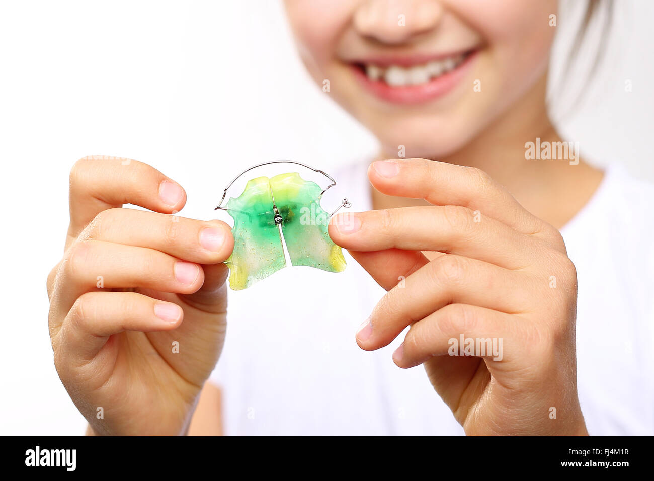 Bambino con apparecchio ortodontico. Sana, bel sorriso, il bambino dal dentista. Ortodonzia, uno splendido sorriso. Foto Stock