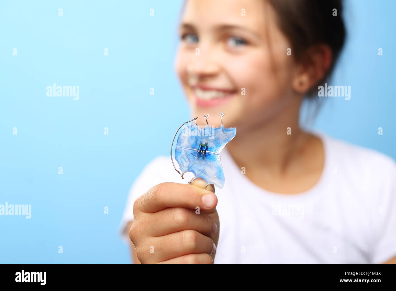 Bambino con apparecchio ortodontico.. Sana, bel sorriso, il bambino dal dentista. Ortodonzia, uno splendido sorriso. Foto Stock