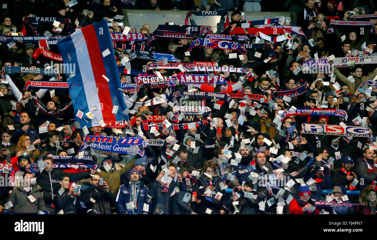 PSG tifosi cantano durante la UEFA Champions League round di 16 match tra Parigi Saint-Germain e Chelsea al Parc des Princes Stadium di Parigi. Febbraio 16, 2016. Foto Stock