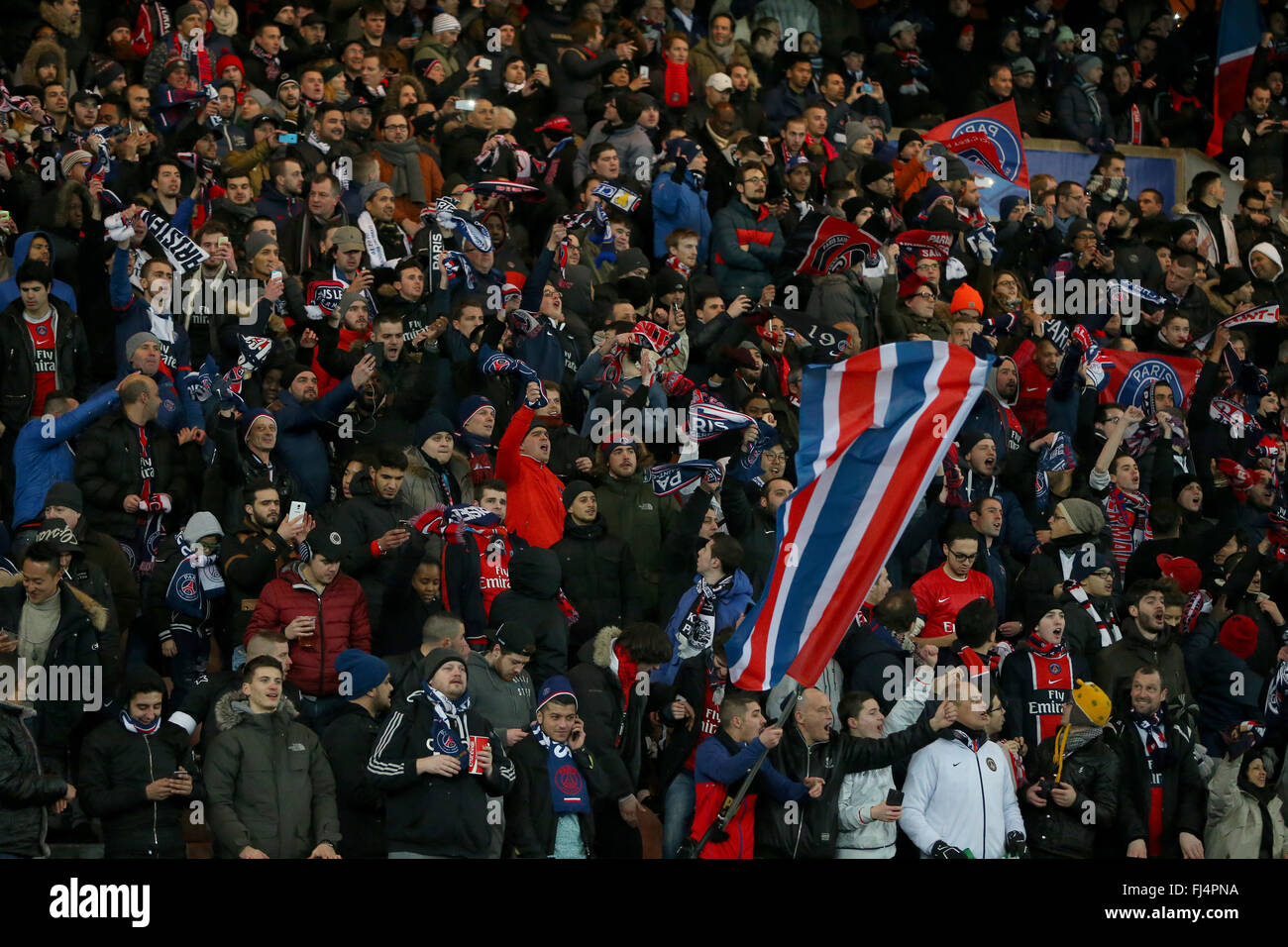 PSG tifosi cantano durante la UEFA Champions League round di 16 match tra Parigi Saint-Germain e Chelsea al Parc des Princes Stadium di Parigi. Febbraio 16, 2016. James Boardman / Immagini teleobiettivo +44 7967 642437 Foto Stock