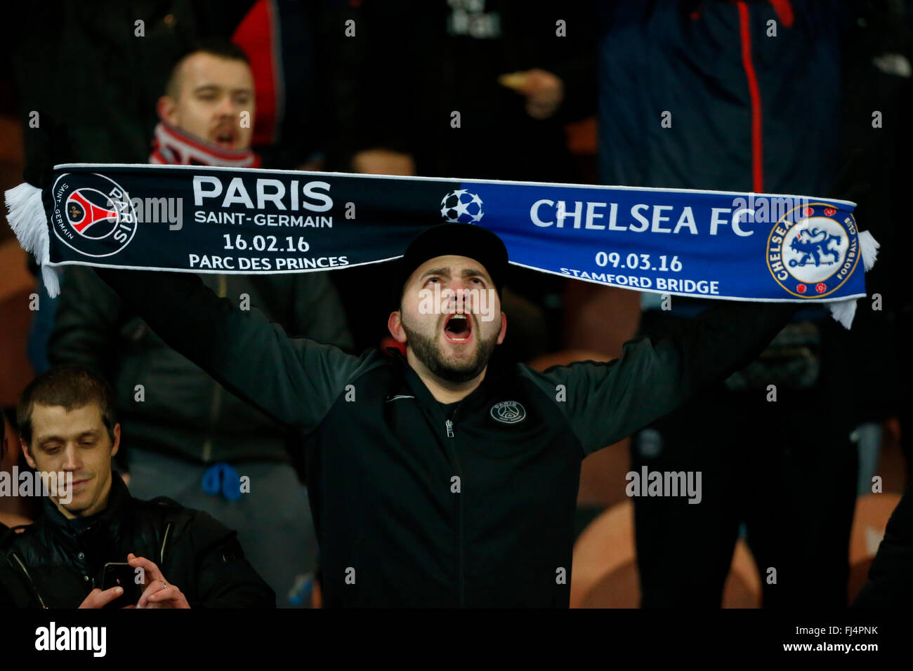 PSG tifosi cantano durante la UEFA Champions League round di 16 match tra Parigi Saint-Germain e Chelsea al Parc des Princes Stadium di Parigi. Febbraio 16, 2016. James Boardman / Immagini teleobiettivo +44 7967 642437 Foto Stock