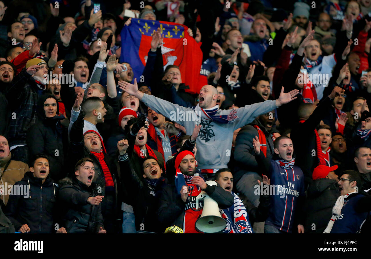 PSG tifosi cantano durante la UEFA Champions League round di 16 match tra Parigi Saint-Germain e Chelsea al Parc des Princes Stadium di Parigi. Febbraio 16, 2016. James Boardman / Immagini teleobiettivo +44 7967 642437 Foto Stock