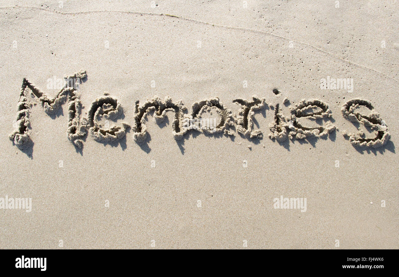 'Memories' scritta sulla spiaggia di sabbia Foto Stock