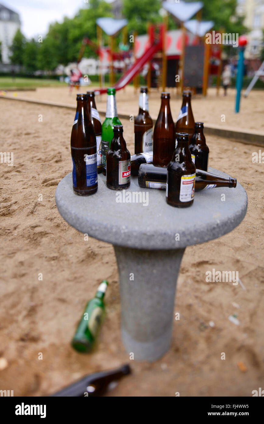 Svuotare le bottiglie di birra in un parco giochi, Germania Foto Stock