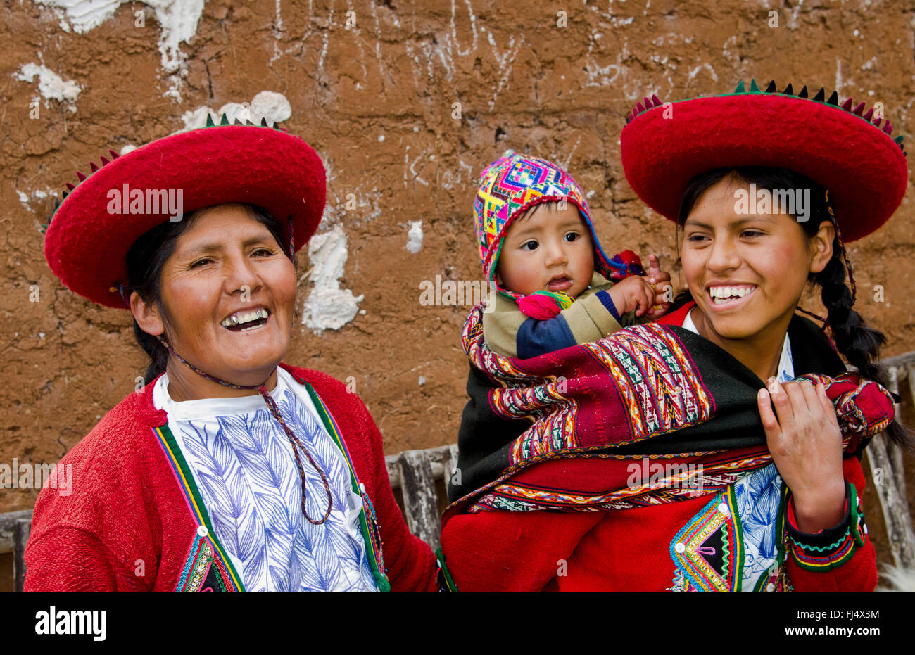 Famiglia con bambino in abito tradizionale a Cusco, Perù, Cuzco Foto Stock