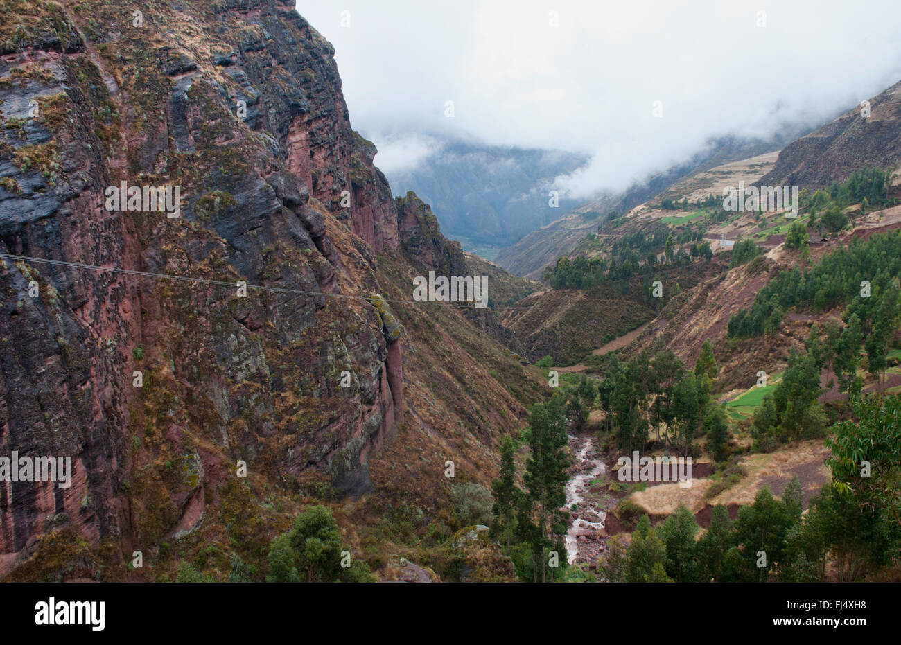 La Valle Sacra degli Inca nella zona delle montagne chiamato Huancalle Perù con il fiume e le montagne, Perù Foto Stock