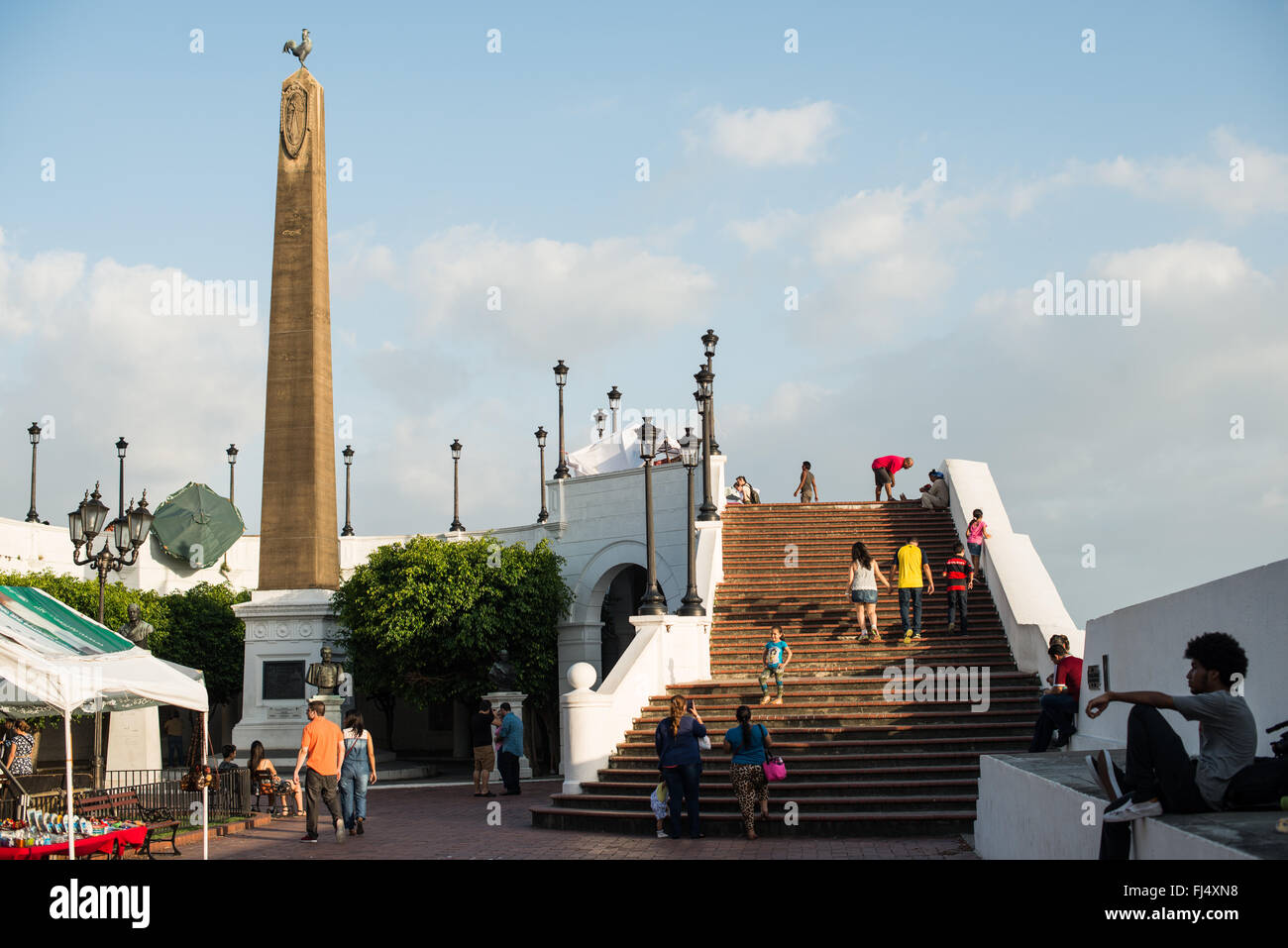 CITTÀ DI PANAMA, Panama: I visitatori passeggiano lungo il Paseo de Las Bóvedas sul lungomare di casco Viejo, il quartiere storico di Panama City, Panama. Foto Stock