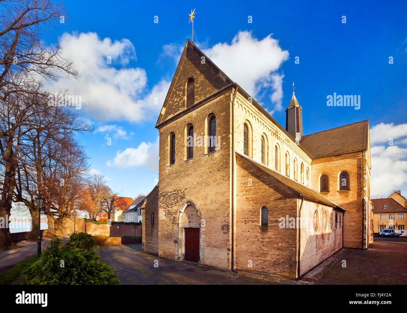 Saint Suitbertus-Church in Duesseldorf-Kaiserswerth da sud-ovest, in Germania, in Renania settentrionale-Vestfalia, Duesseldorf Foto Stock