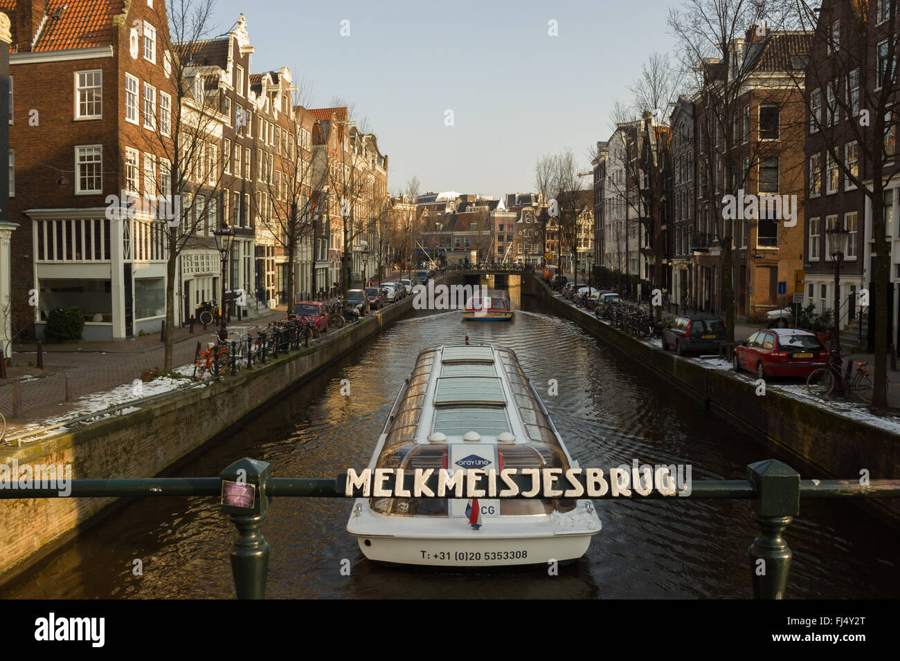 Barca nel canale di Amsterdam Foto Stock