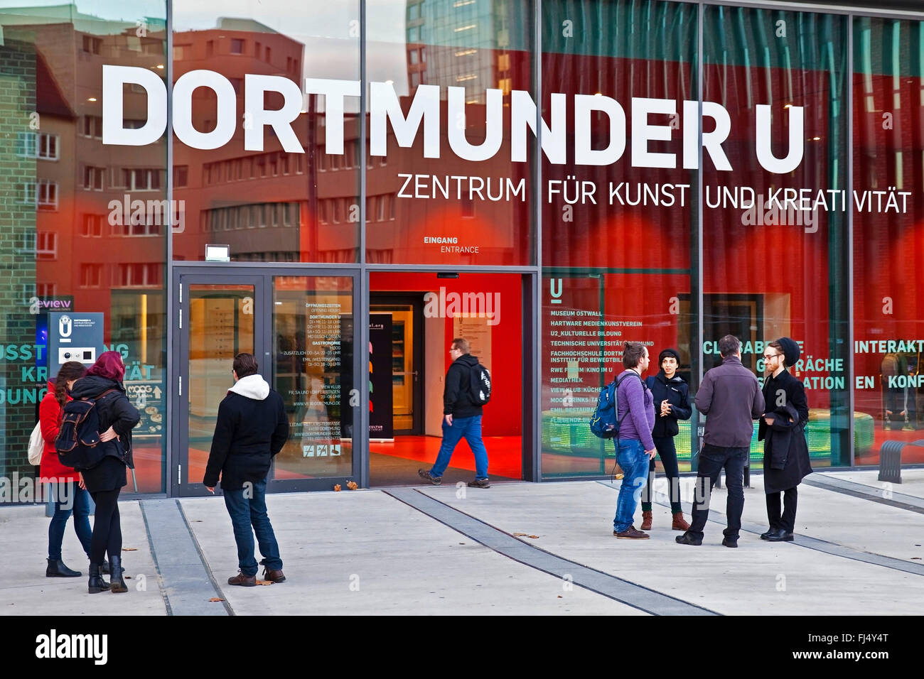 La gente di fronte all'entrata di Dortmund U-Tower, centro europeo per l'economia creativa, in Germania, in Renania settentrionale-Vestfalia, la zona della Ruhr, Dortmund Foto Stock