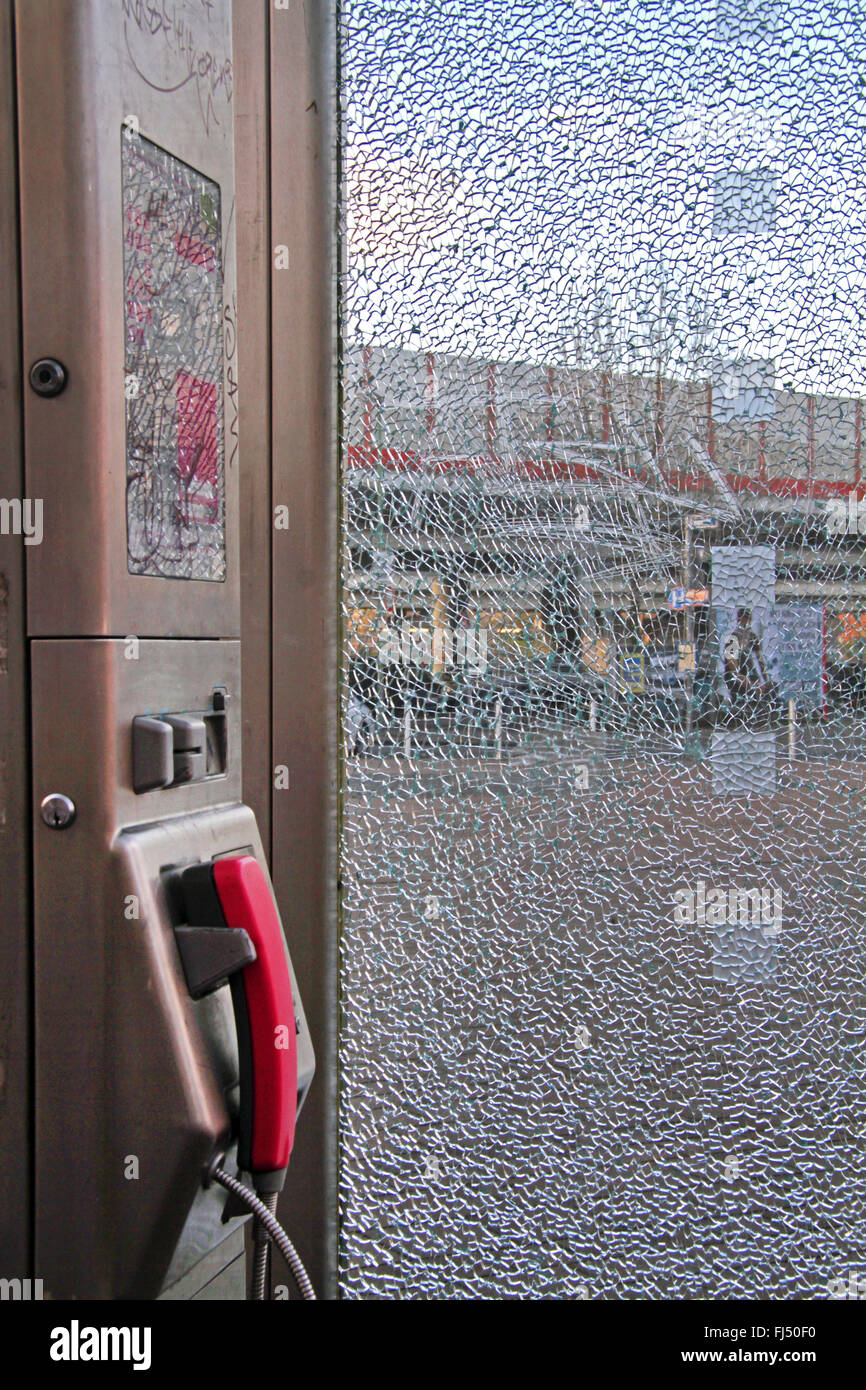 Rotto il vetro stratificato di telefono pubblico Foto Stock