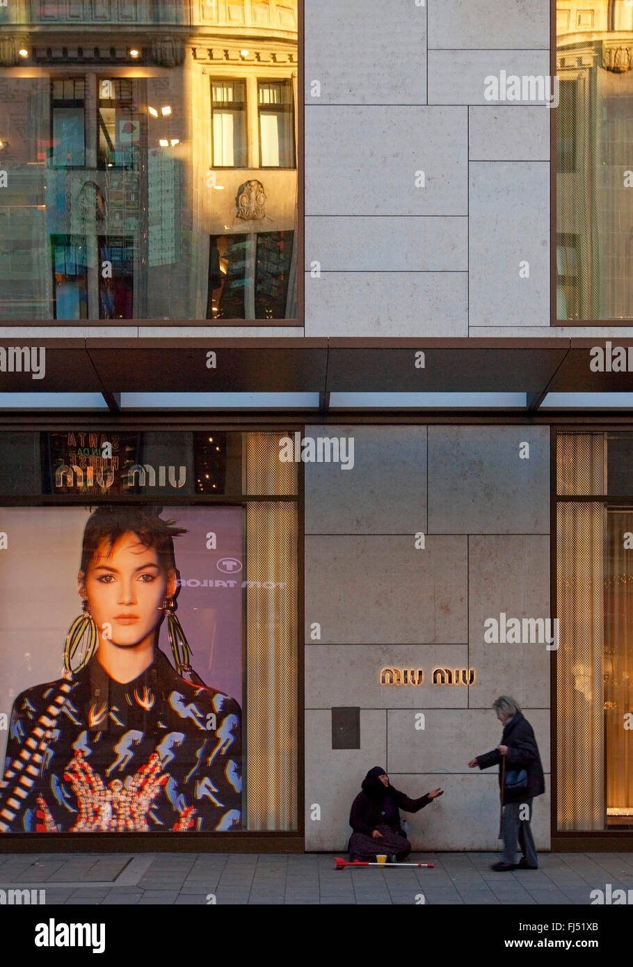 La visualizzazione di finestre e mendicante donna nella città, in Germania, in Renania settentrionale-Vestfalia, Duesseldorf Foto Stock