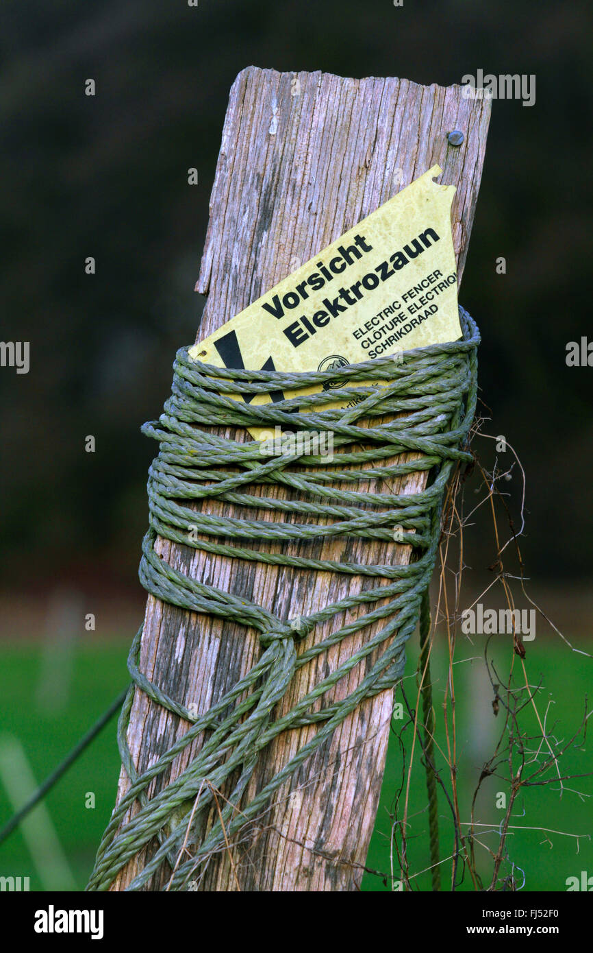 Recinzioni elettriche con segnaletica di pericolo al posto di legno, Germania Foto Stock