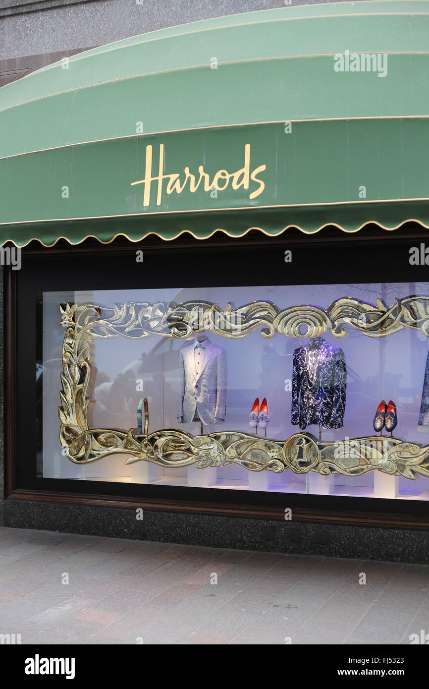 Giacche e scarpe a sedersi in un finestra di Harrods Foto Stock