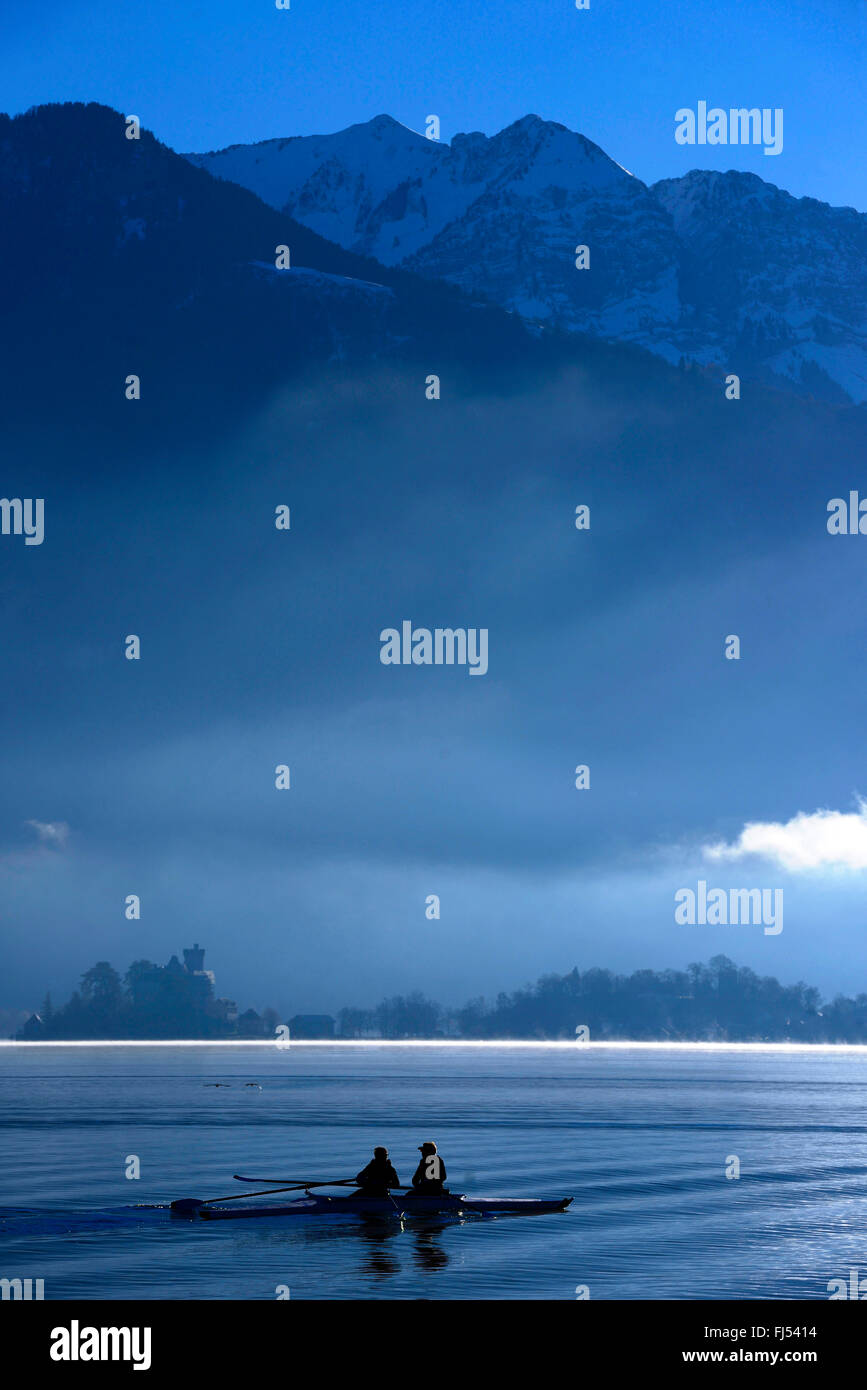 Il lago di Annecy nella nebbia mattutina, Chateau de Duingt im Hintergrund, Francia, Savoie, Haute Savoie Foto Stock