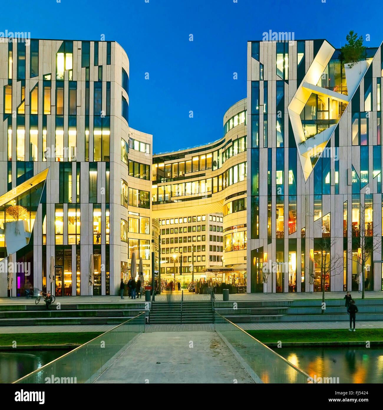 Koe-Bogen complesso edilizio nella luce della sera, in Germania, in Renania settentrionale-Vestfalia, Duesseldorf Foto Stock