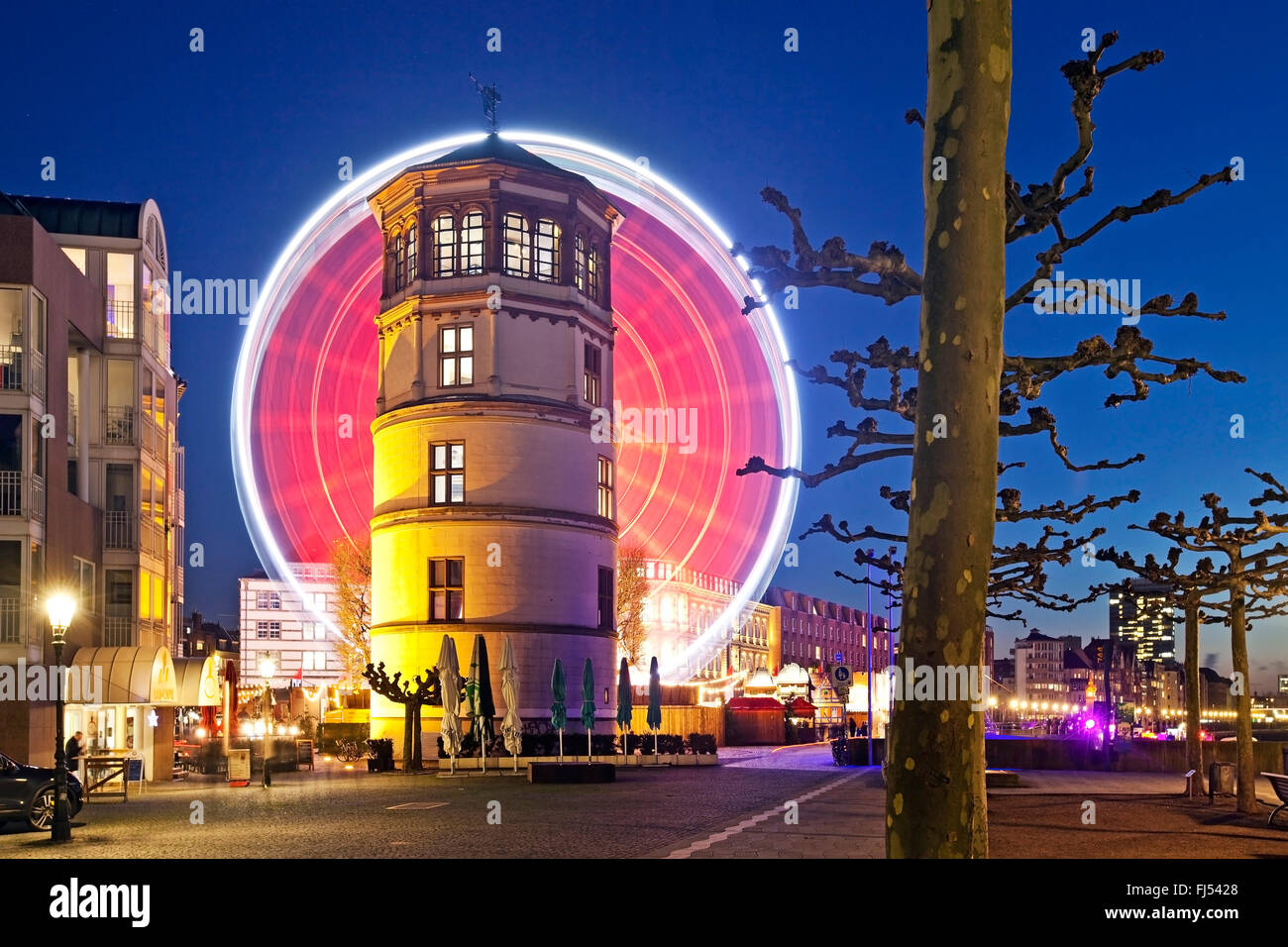 Torre di castello di Dusseldorf con illuminata ruota panoramica Ferris in background, in Germania, in Renania settentrionale-Vestfalia, Duesseldorf Foto Stock