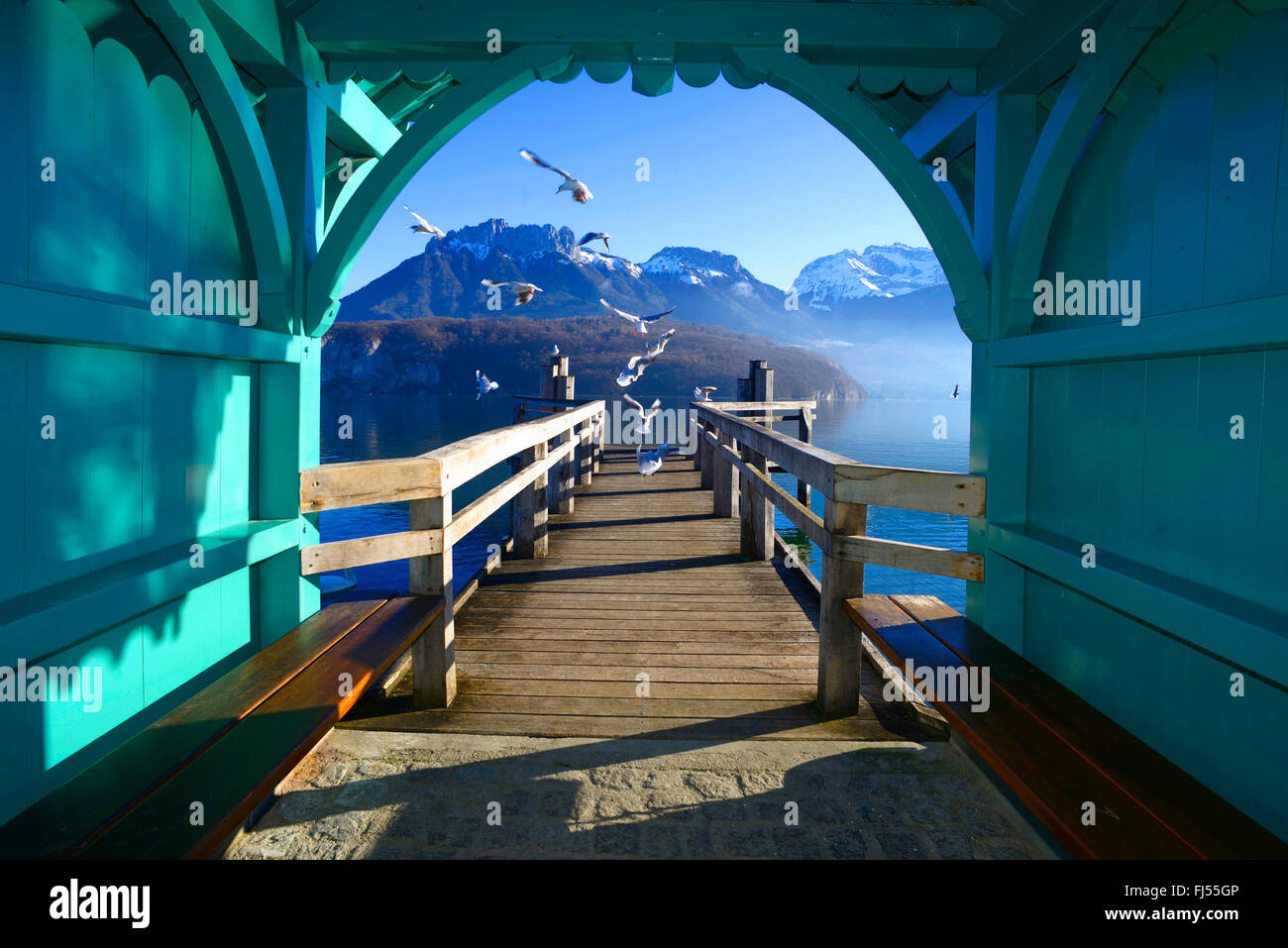 Passerella Coperta presso il lago di Annecy al mattino, Francia, Savoie, Haute Savoie, Saint Jorioz Foto Stock