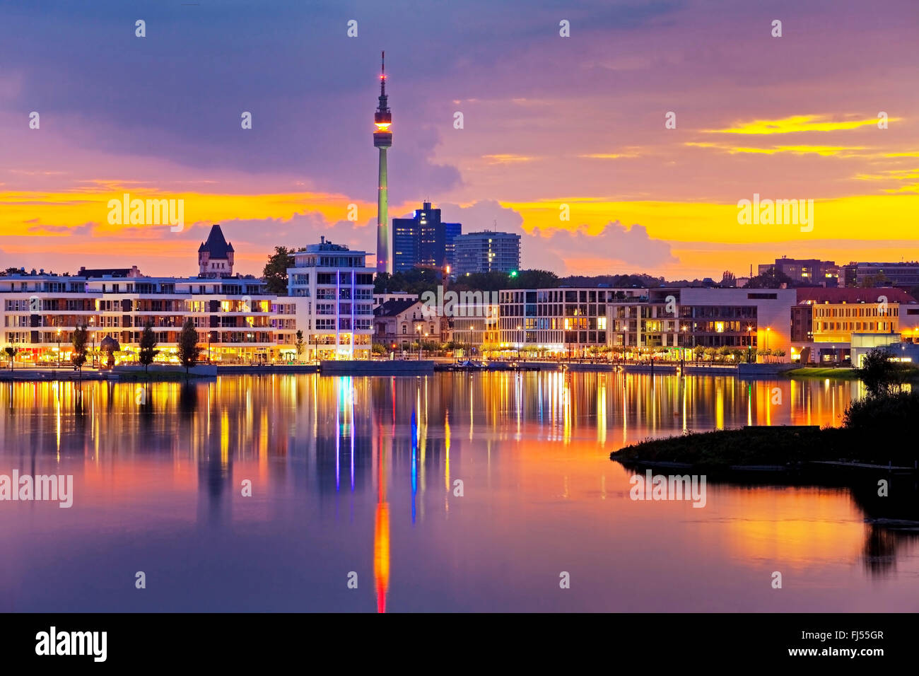 Il lago di Phoenix e Florianturm telecommunications tower di sera, in Germania, in Renania settentrionale-Vestfalia, la zona della Ruhr, Dortmund Foto Stock