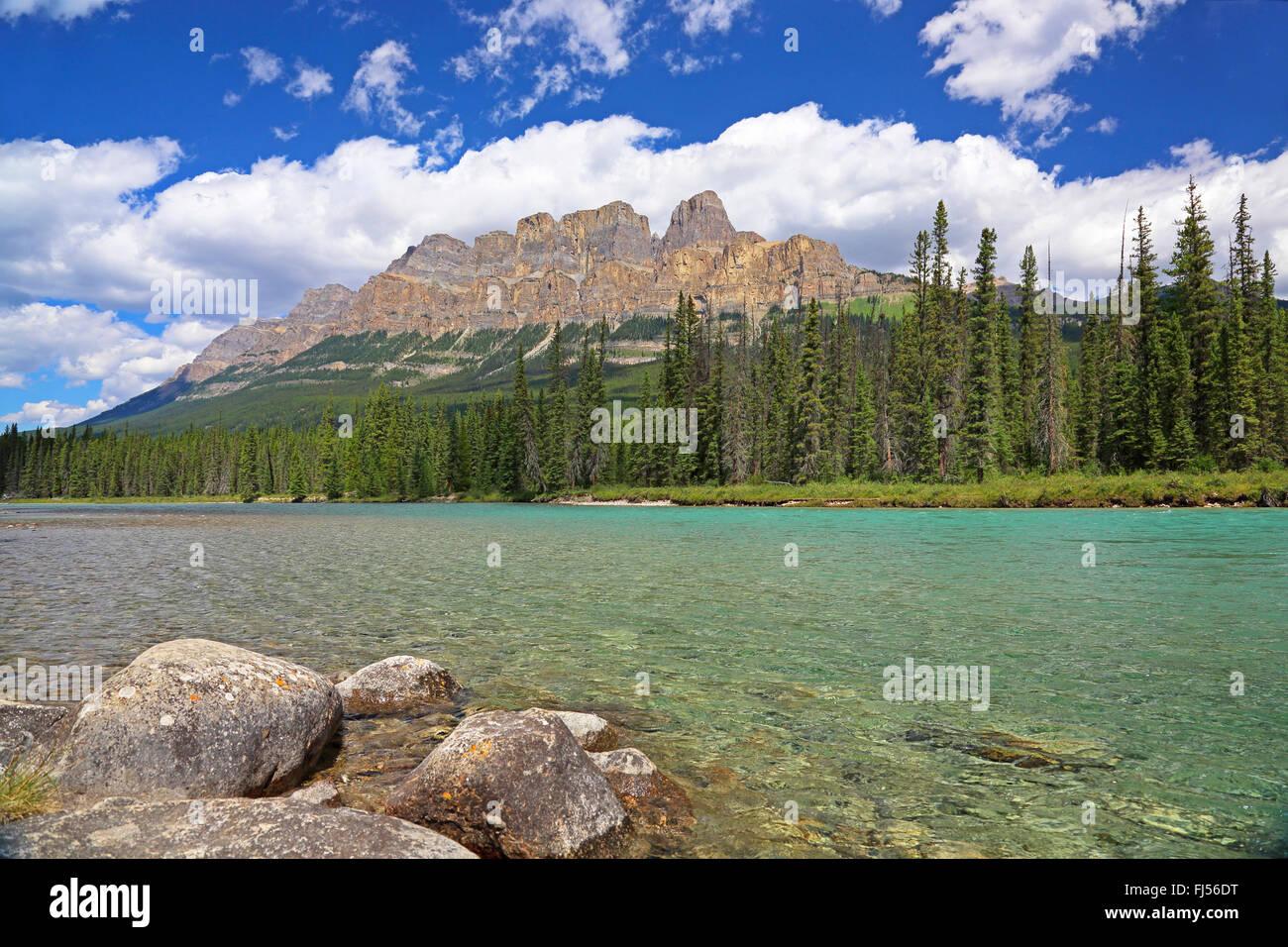 Castle Mountain nel fiume Bow Valley, montagne rocciose, Canada, Alberta, il Parco Nazionale di Banff Foto Stock