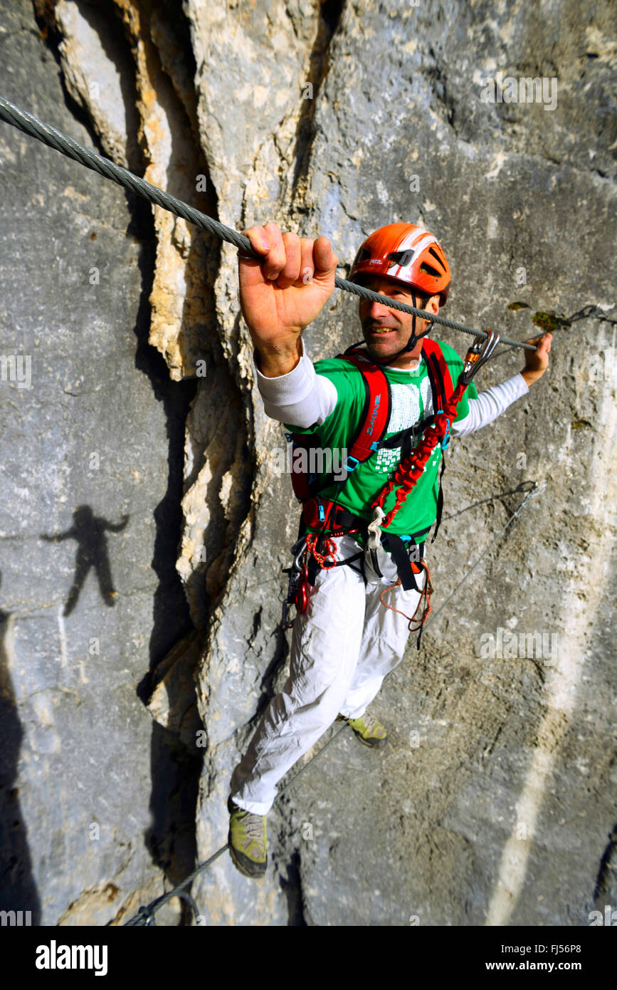 Scalatore alla ripida parete di roccia, via ferrata Jules Carret, Grotte un Carret, Francia, Savoie, Chambery, Saint Jean dAEArvey Foto Stock