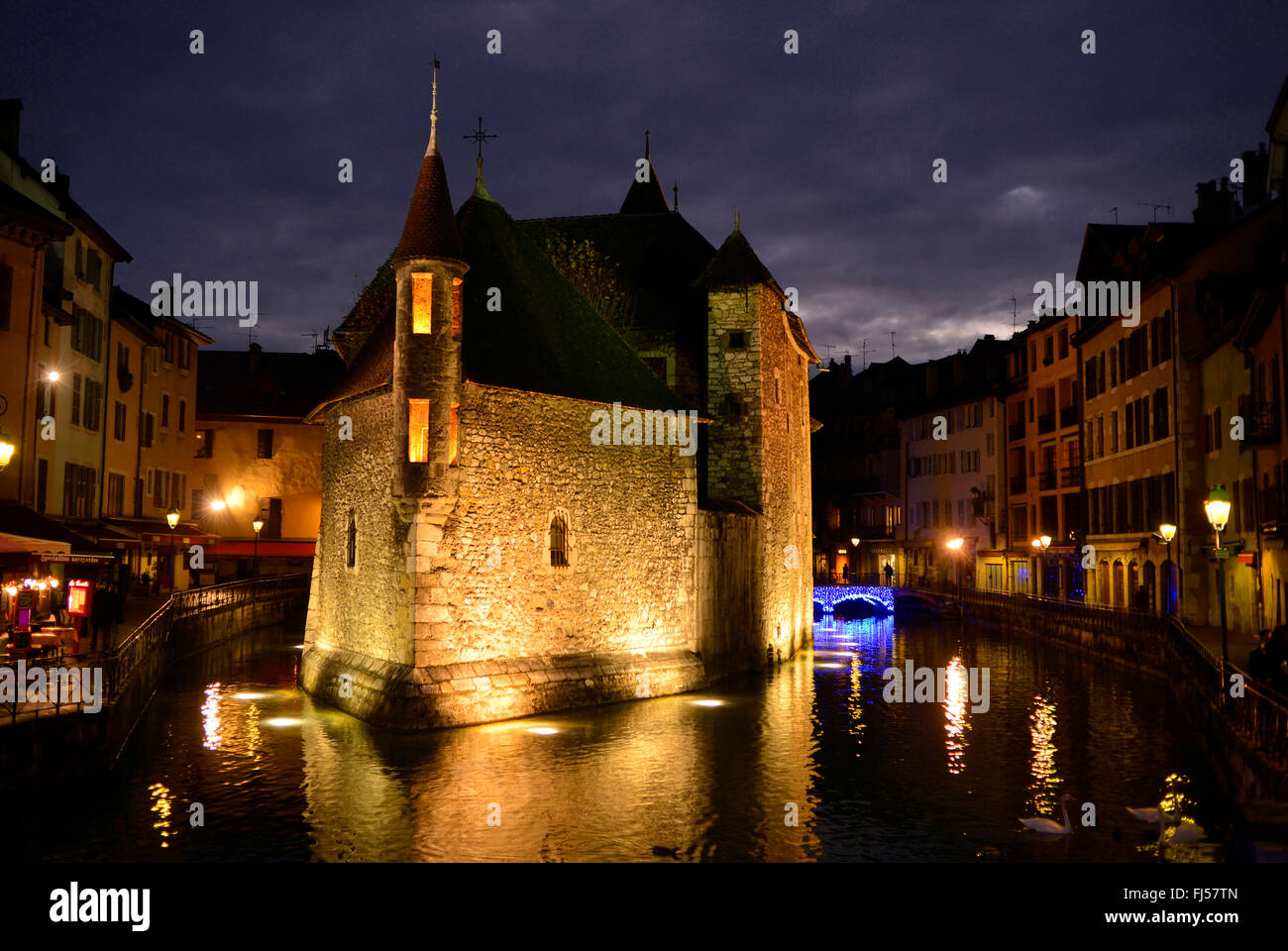 Palais de lAEIsle nella città vecchia di notte, Francia, Savoie Foto Stock