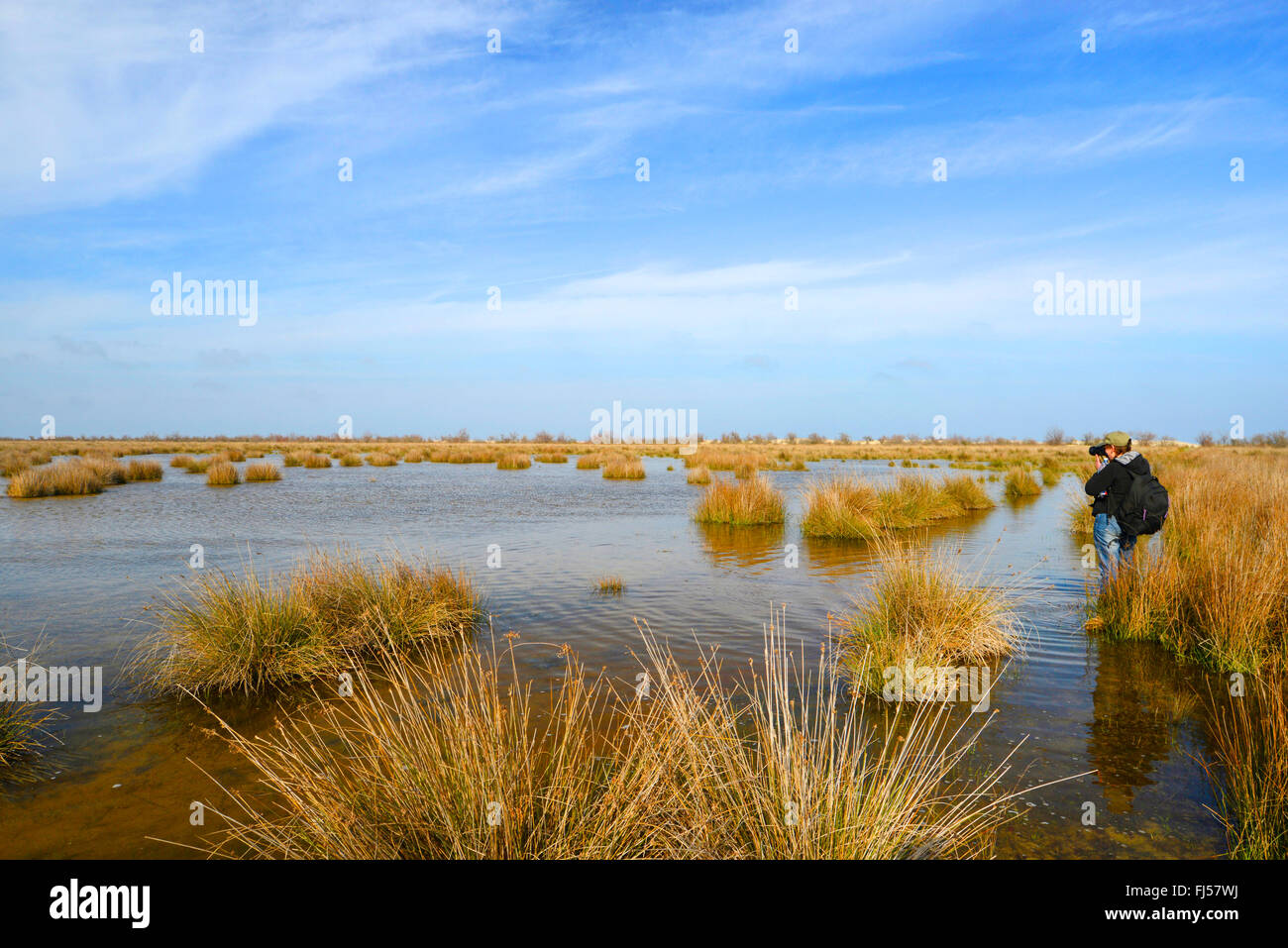 Giovane donna prende una foto in un paesaggio di aree inondabili al delta del Danubio, Romania, Dobrudscha, Biosphaerenreservat Donaudelta, Gheorgh SfÔntu Foto Stock