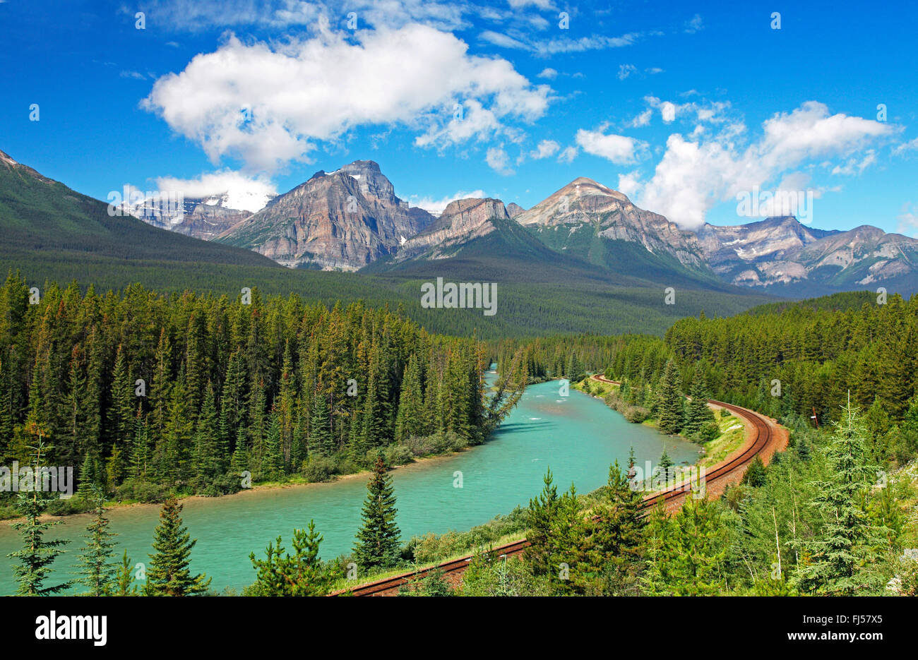 Linea ferroviaria attraverso la Valle del Fiume Bow, montagne rocciose, Canada, Alberta, il Parco Nazionale di Banff Foto Stock