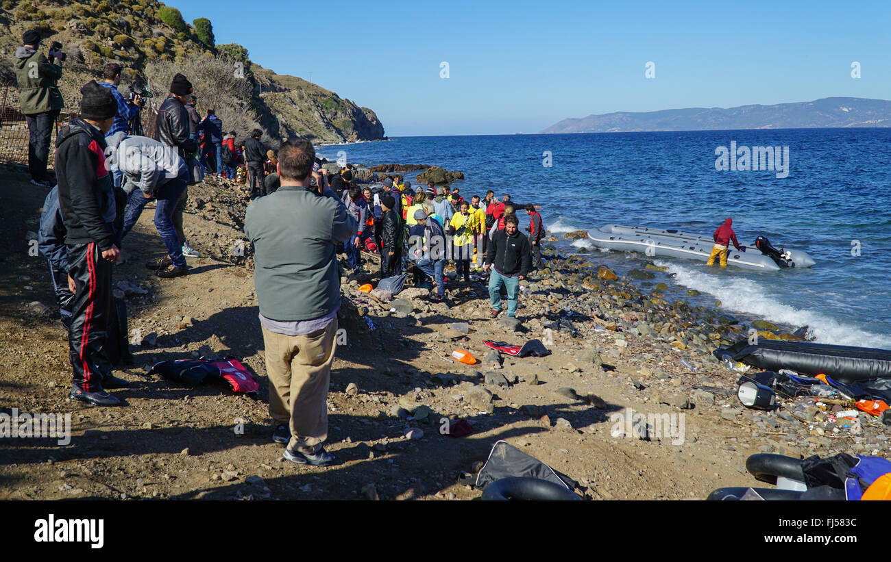 Lesbo, Grecia - 13 Ottobre 2015: i rifugiati appena arrivati dalla Turchia sulla barca a riva. Foto Stock